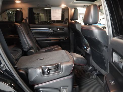 Used 2019 Toyota Highlander SE image 28