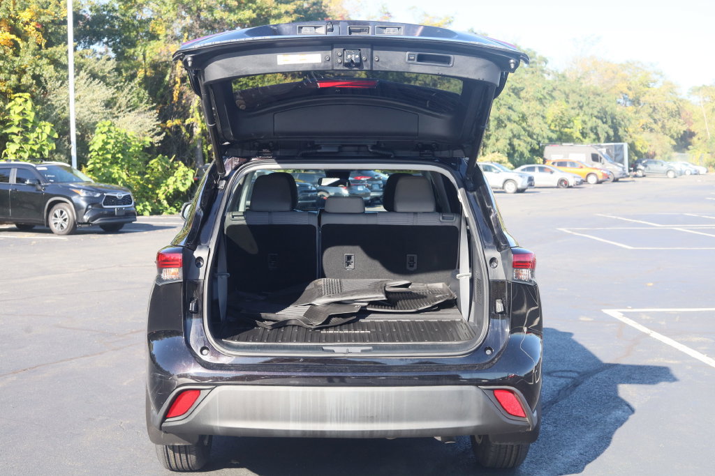 Used 2022 Toyota Highlander LE AWD/4WD image 18