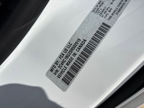 Used 2025 Chrysler Pacifica Select image 32