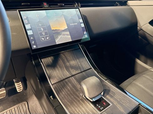 Used 2025 Land Rover Range Rover Evoque Dynamic SE image 28