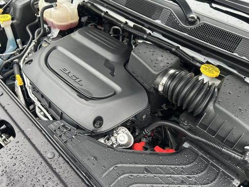 Used 2025 Chrysler Pacifica Select image 43