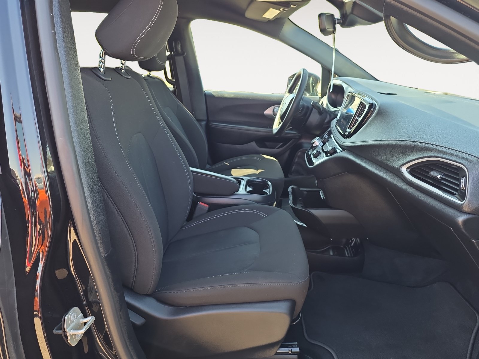 Used 2024 Chrysler Pacifica Touring FWD image 10