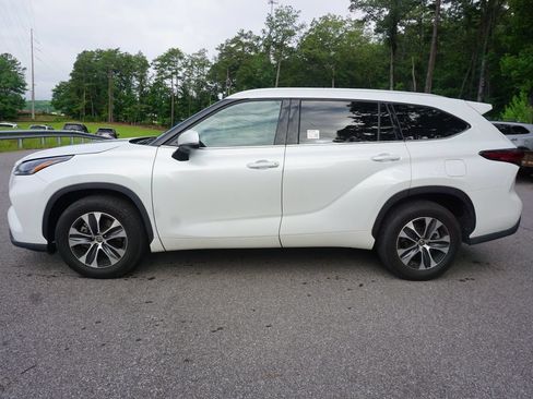 Used 2022 Toyota Highlander XLE FWD image 22