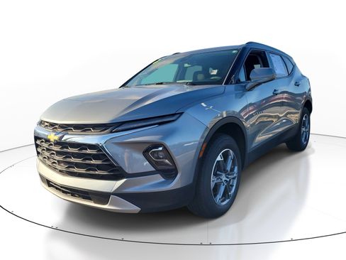 Used 2024 Chevrolet Blazer LT w/ Convenience Package FWD image 3