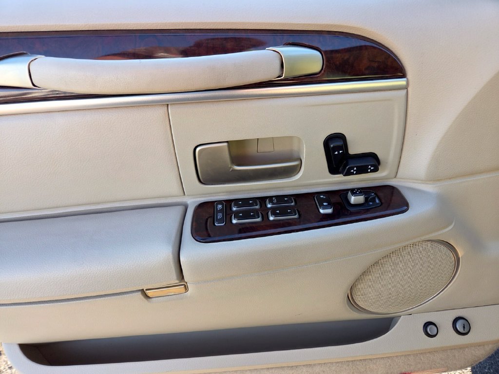 Used 2006 Lincoln Town Car Signature RWD image 21