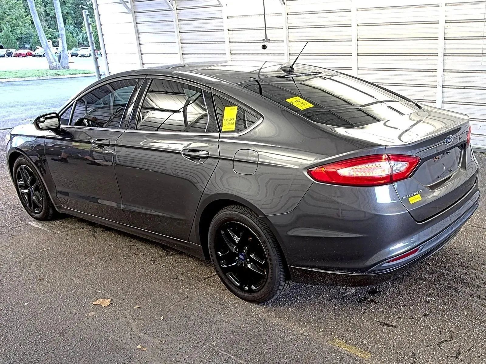 Used 2016 Ford Fusion SE FWD image 2