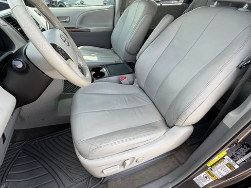 Used 2014 Toyota Sienna XLE FWD image 5