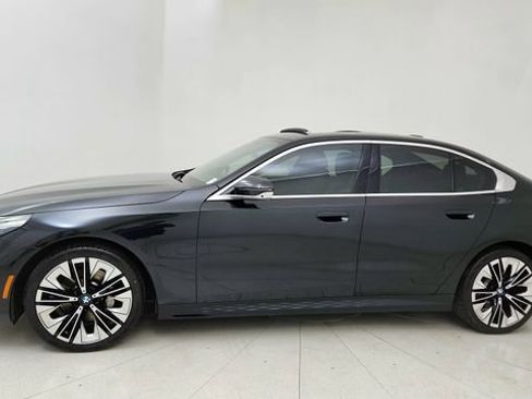 Used 2024 BMW 530i image 3