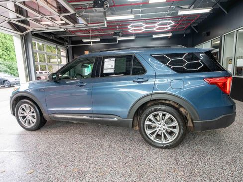 Used 2020 Ford Explorer XLT w/ Equipment Group 202A AWD/4WD image 2