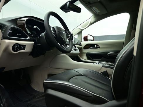 Used 2022 Chrysler Pacifica Limited image 15
