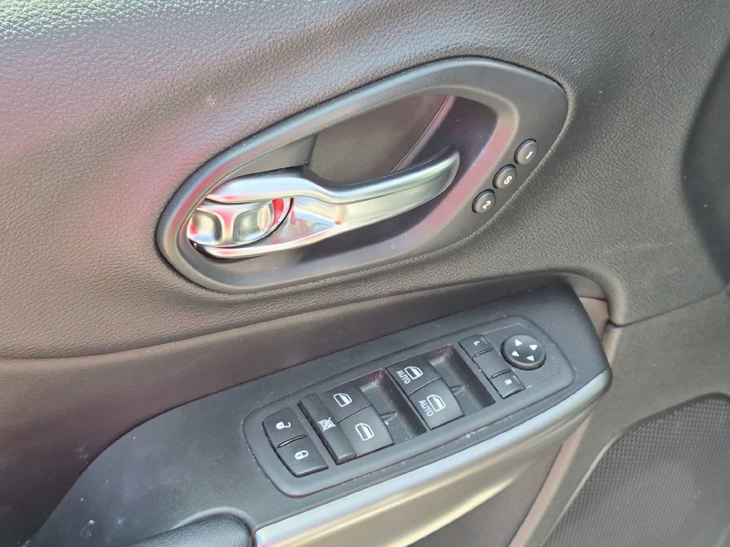 Used 2020 Jeep Cherokee Limited AWD/4WD image 11