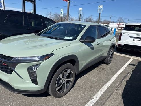 Used 2024 Chevrolet Trax RS w/ Driver Confidence Package image 2