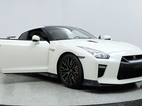 Used 2021 Nissan GT-R Premium image 12