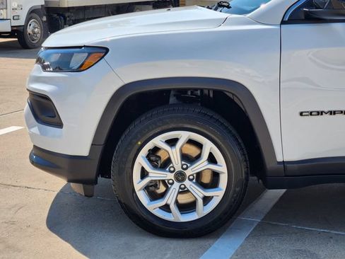Used 2025 Jeep Compass Latitude AWD/4WD image 14