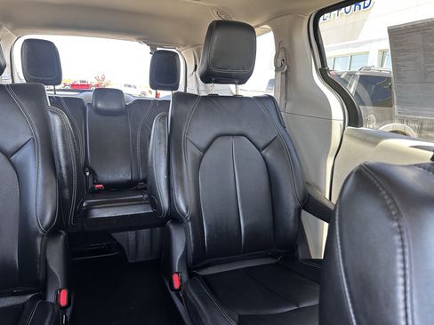 Used 2024 Chrysler Pacifica Limited FWD image 14