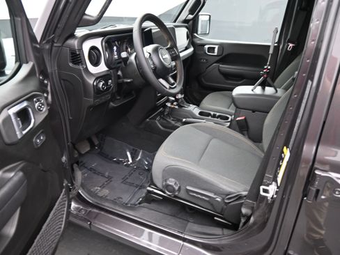 Used 2025 Jeep Wrangler Unlimited Sport AWD/4WD image 17