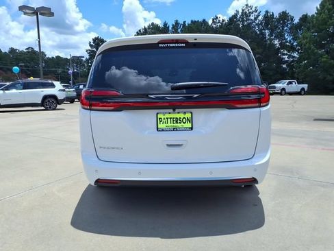 New 2027 Chrysler Pacifica Select FWD image 3