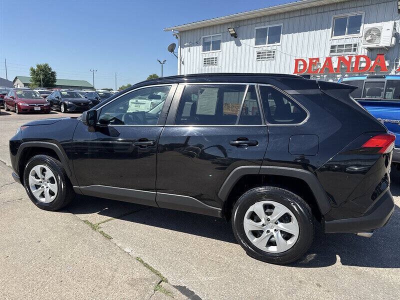 Used 2021 Toyota RAV4 LE AWD/4WD image 4