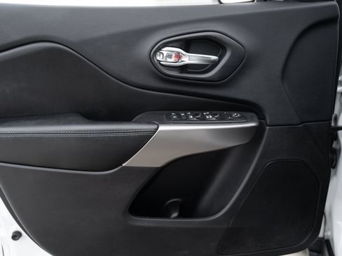 Used 2019 Jeep Cherokee Latitude Plus w/ Comfort/Convenience Group image 12