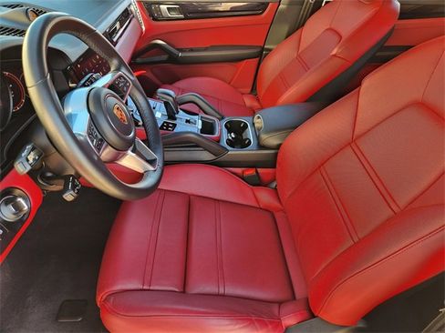 Used 2023 Porsche Cayenne image 13