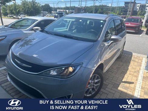 Used 2020 Chrysler Pacifica Touring-L FWD image 1