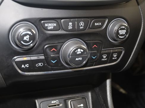 Used 2018 Jeep Cherokee Overland AWD/4WD image 27