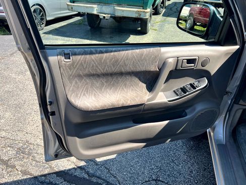 Used 2004 Isuzu Rodeo S image 8