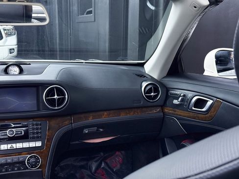 Used 2013 Mercedes-Benz SL 550 w/ Premium Pkg image 16