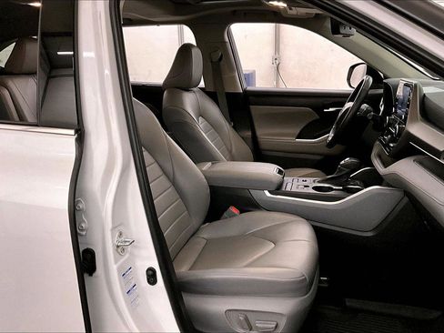 Used 2022 Toyota Highlander XLE image 7
