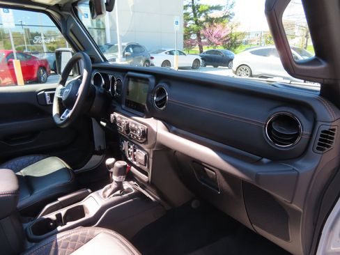 Used 2023 Jeep Wrangler Unlimited Sahara AWD/4WD image 18