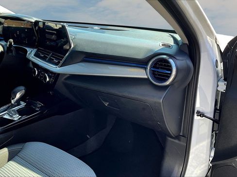 Used 2025 Chevrolet Trax LT w/ LT Convenience Package image 18