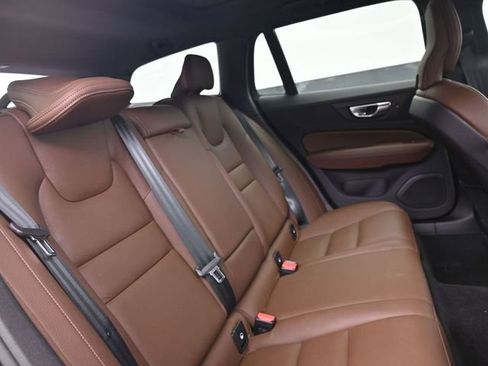 Used 2025 Volvo V60 B5 Cross Country Plus image 32