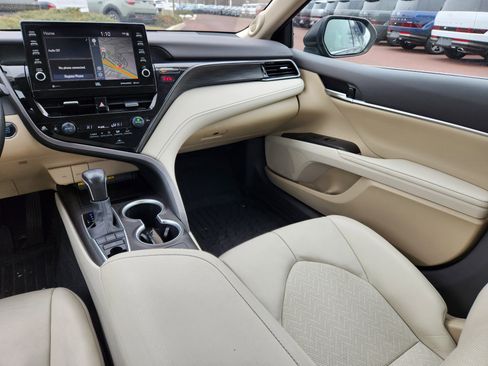 Used 2021 Toyota Camry XLE w/ Navigation Package image 15