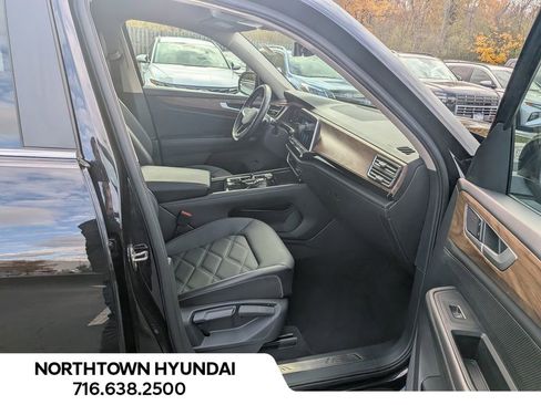 Used 2025 Volkswagen Atlas SE image 38