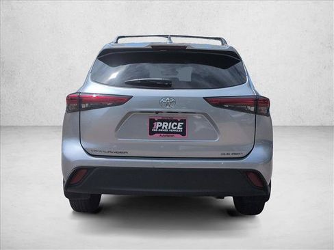 Used 2021 Toyota Highlander XLE AWD/4WD image 7