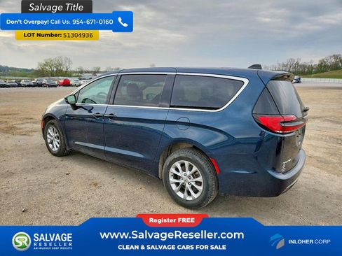 Used 2025 Chrysler Pacifica Select AWD/4WD image 3