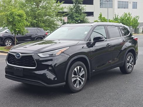 Used 2023 Toyota Highlander XLE AWD/4WD image 2