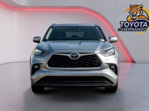 Used 2020 Toyota Highlander XLE FWD image 2