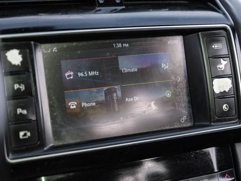 Used 2018 Jaguar F-PACE S image 32