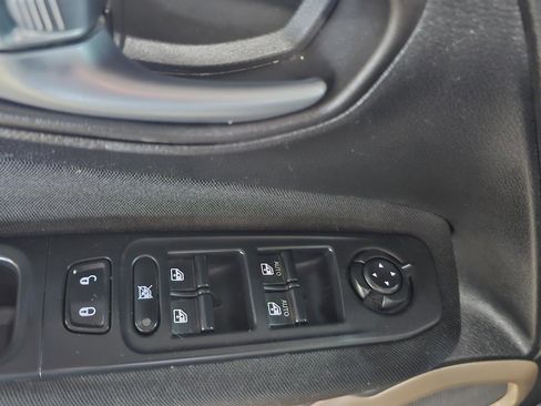 Used 2016 Jeep Renegade Latitude w/ Popular Equipment Group image 18