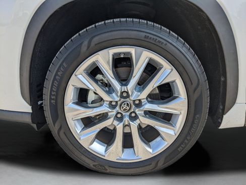 Used 2023 Toyota Highlander Limited FWD image 11