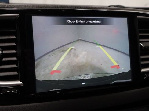 Used 2025 Chrysler Pacifica Select image 3