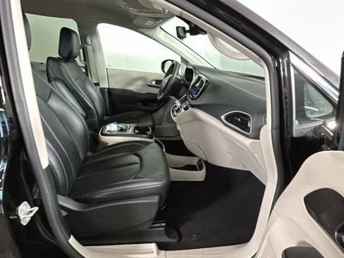 Used 2024 Chrysler Pacifica Touring-L FWD image 30
