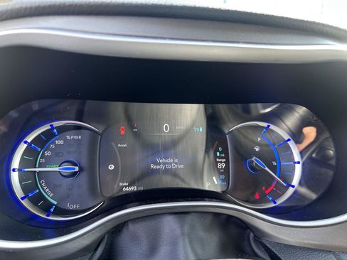 Used 2024 Chrysler Pacifica Limited FWD image 12