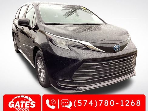 Used 2025 Toyota Sienna LE image 1