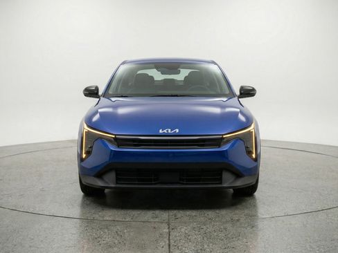 Used 2025 Kia K4 LXS image 2