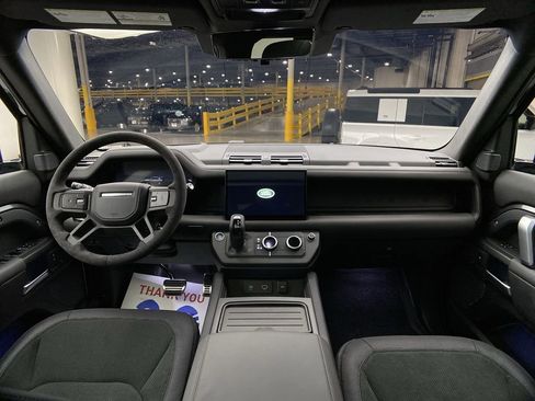 Used 2023 Land Rover Defender 90 X-Dynamic SE image 5