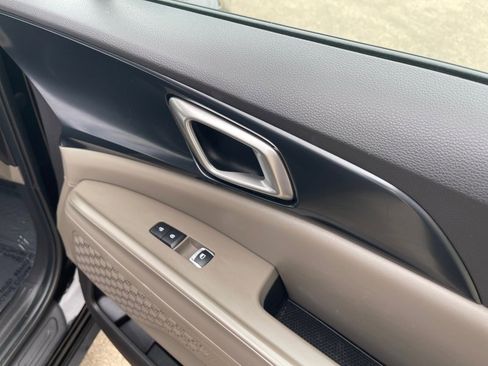 Used 2025 Kia Carnival FWD image 21