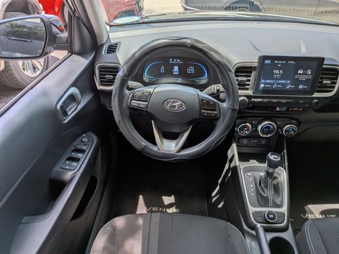 Used 2024 Hyundai Venue SEL FWD image 14