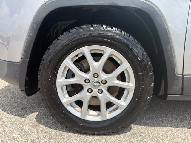 Used 2017 Jeep Cherokee Latitude w/ True North Edition AWD/4WD image 34
